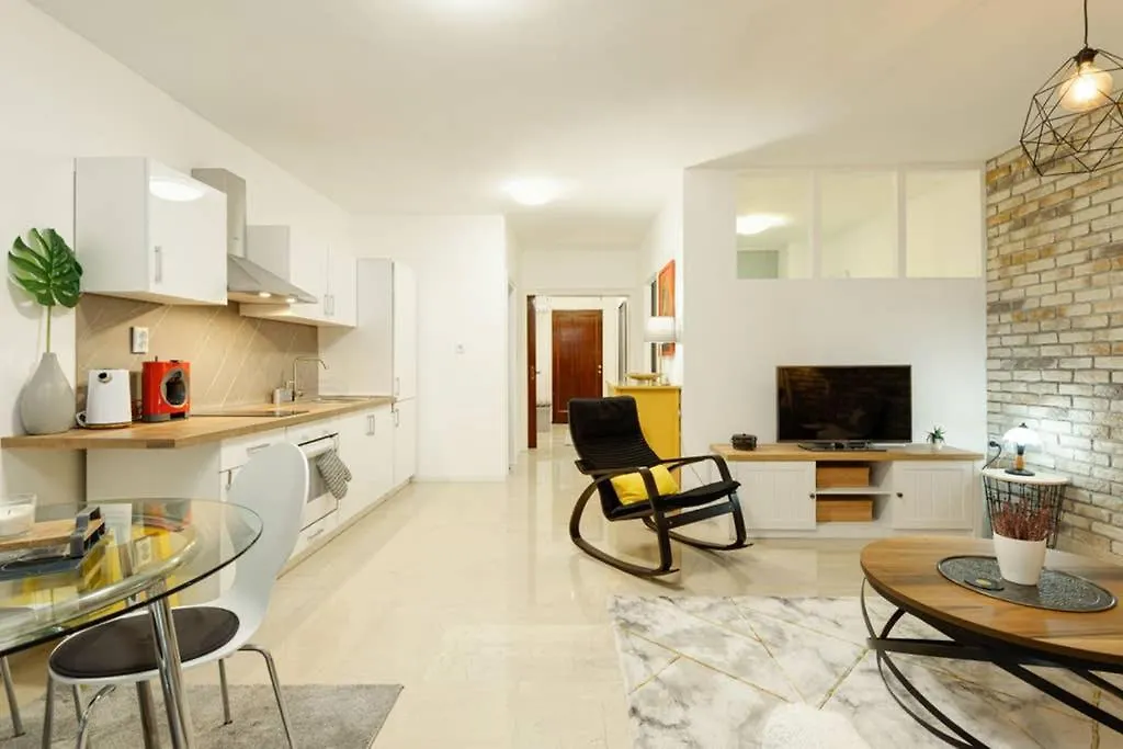 Spacious Stylish Studio Up To 4Ppl Close To Centre Thessaloniki Greece
